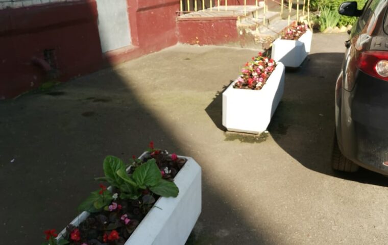 Установлены клумбы