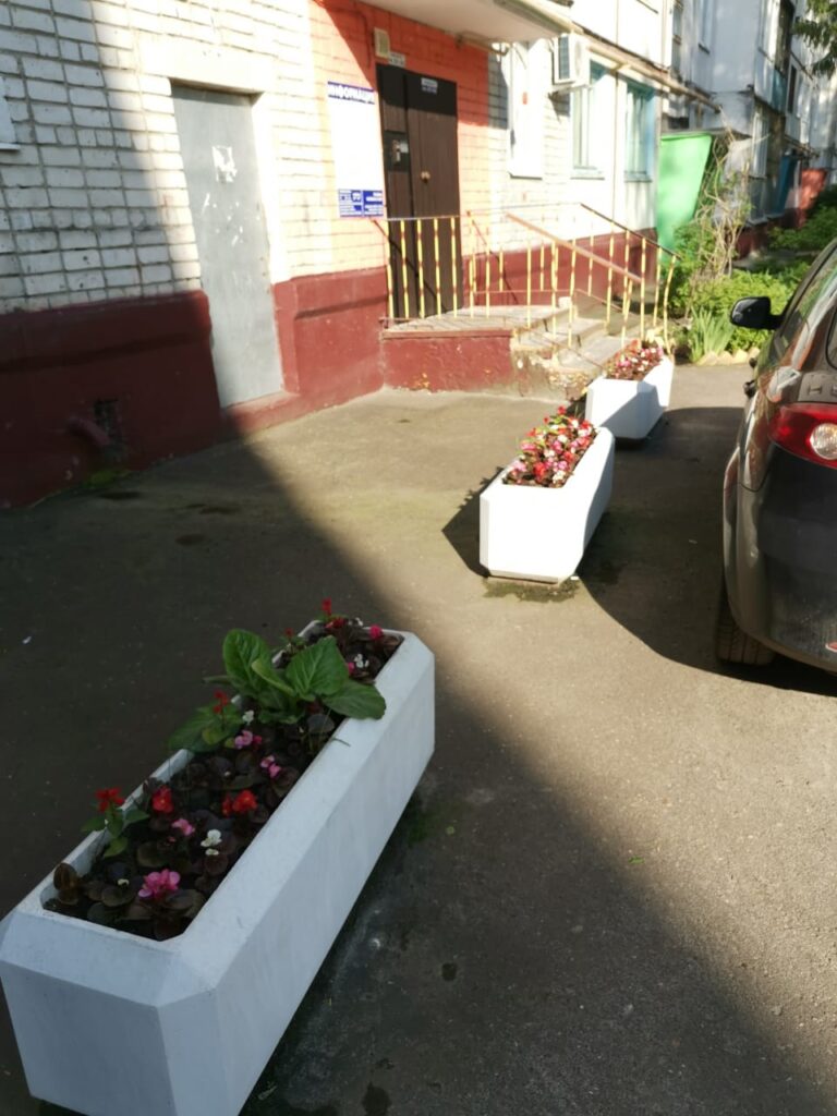 Установлены клумбы, ул. Орловская д. 27, фото 1