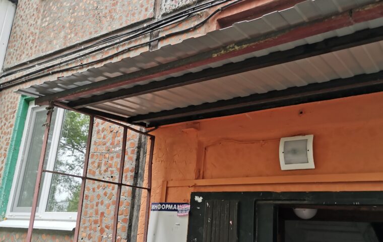 Установлены козырьки над подъездами