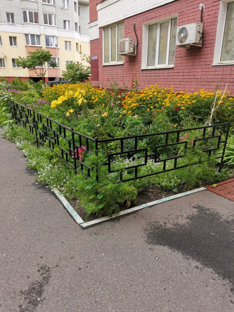 Установлен металлический забор для клумбы, мкр. Московский 422, фото 1